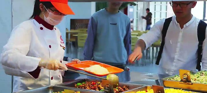 在食堂打工是什么职业在食堂打工通常可以被称为餐饮业中的助理或服务员，具体职位可能因工作内容而有所不同。例如，如果在食堂中负责烹饪和准备食物，那么就是厨师或厨师助理。如果负责为顾客服务，如点菜、送餐等，则被称为服务员。此外，还有一些在食堂中负责清洁、洗碗、管理库存等工作的人，这些职位通常被称为餐饮业相关的助理或工作人员。总之，在食堂打工的职业可以根据具体的工作内容和岗位来确定。