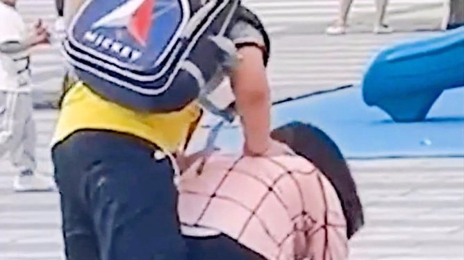 妇联回应男子在商场脚踹提摔男孩针对男子在商场脚踹提摔男孩的事件，妇联应该积极回应并采取措施，保护儿童的权益和安全。