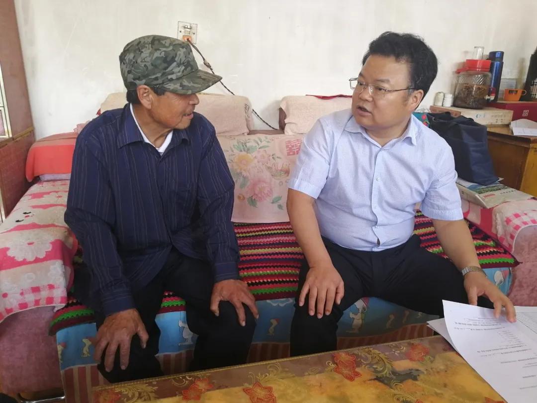 他们在榆中防汛救灾“一”线榆中防汛救灾一线的工作人员们正在全力以赴地应对自然灾害，保障人民群众的生命财产安全。他们包括救援人员、志愿者、医护人员等，他们不畏艰险，冲锋在前，展现了无私奉献和英勇奋斗的精神。