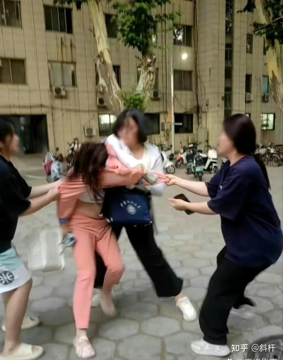 7月17日一女子发现浴室浴室的秘密，女子意外发现隐藏真相
