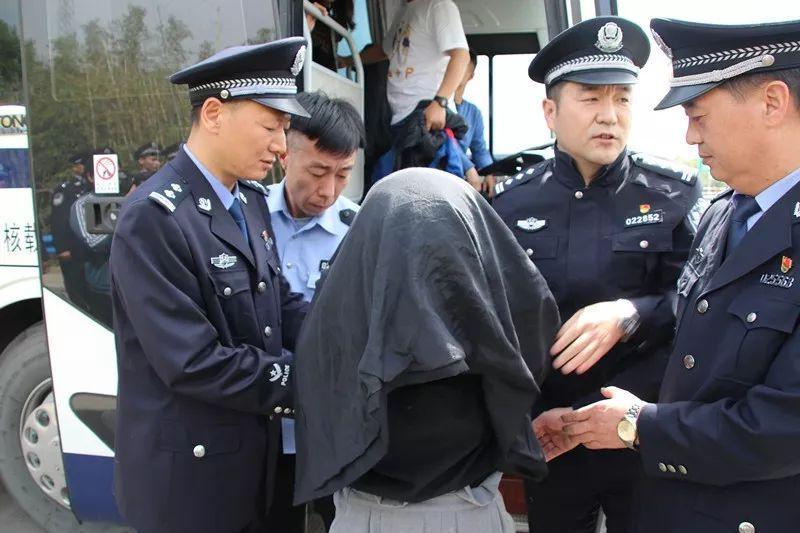 采韭菜花被刑拘采韭菜花被刑拘的情况可能是涉及非法采摘或者破坏他人农作物等违法行为。