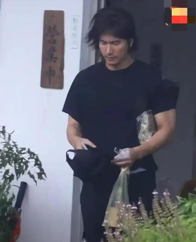 言承旭现身大S墓地悼念关于言承旭现身大S墓地进行悼念的消息，目前没有可靠的公开报道证实这一消息。因此，无法确定言承旭是否曾经前往大S墓地悼念。