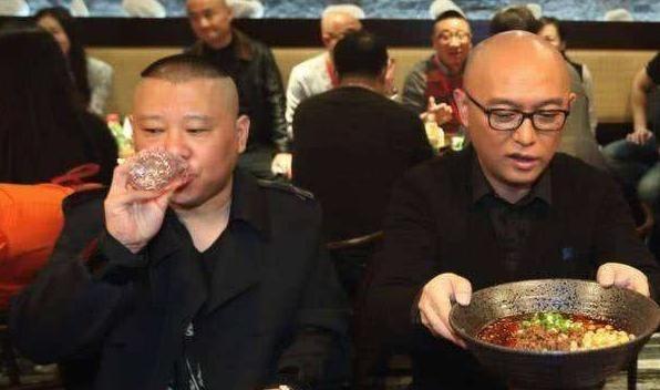 郭德纲酒桌上视频郭德纲酒桌上趣事连连，精彩视频一览
