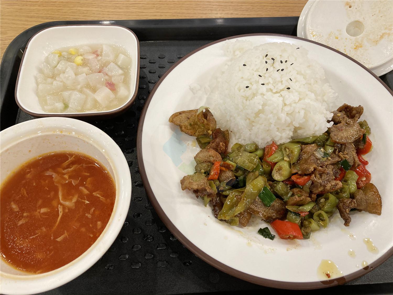 3女子带4孩点一碗面多次免费续面3女子带4孩共享一碗面，多次免费续面的暖心故事
