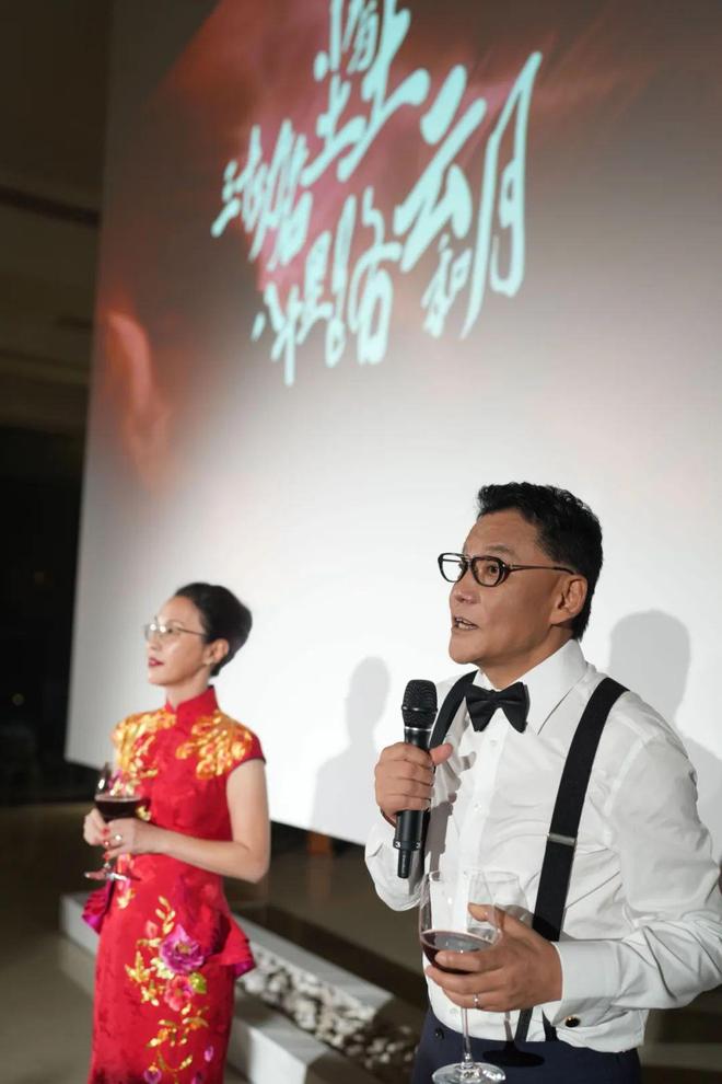 李国庆婚礼主题为“依然相信爱情”李国庆的婚礼主题定为依然相信爱情，这个主题充满了浪漫和温馨的气息，寓意着他对爱情的坚定信仰和美好愿景。无论经历了多少风雨和挑战，他仍然相信爱情的力量，愿意与伴侣共同走过人生的每一个阶段，共同创造美好的未来。